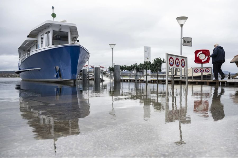 Wegen aktuellem Hochwasser zeigt sich ein überfluteter Steg am Schiffsterminal am Greifensee, aufgenommen am Mittwoch, 13. Dezember 2023 in Maur ZH.