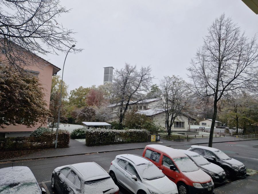 Autos im Berner Breitenrain-Quartier sind von einer dünnen Schneeschicht überzogen.