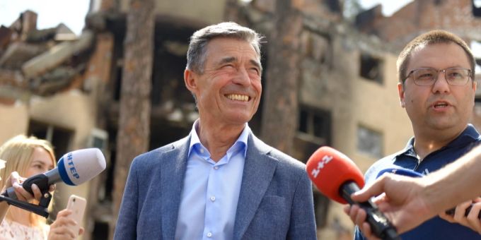 Der ehemalige Nato-Generalsekretär Anders Fogh Rasmussen bei einem Besuch in einem zerstörten Vorort von Kiew. Anders Fogh Rasmussen
