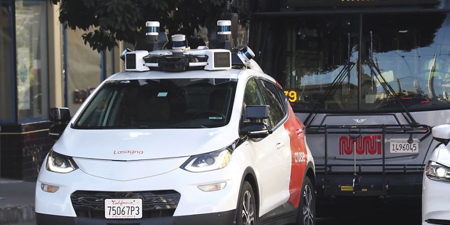 Die Robotaxi-Firma Cruise hat als Reaktion auf einen Unfall mit einer Fussgängerin in San Francisco nun alle ihre Fahrten auf öffentlichen Strassen ausgesetzt. (Archivbild)