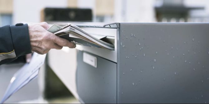 Briefkasten mit Abfall vollgestopft