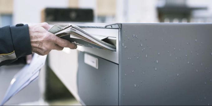 Der Gemeindebriefkasten von Horgen wurde von einem Mann mit Abfall vollgestopft. (Symbolbild) Briefkasten mit Abfall vollgestopft
