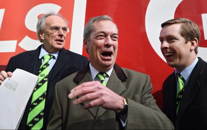 Peter Bone (l.) im Jahr 2016 mit dem Politiker Nigel Farage (m.). (Archivbild) Peter Bone Nigel Farage