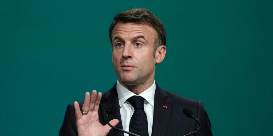 Mehrere Abgeordnete aus dem linken Flügel des Lagers von Präsident Emmanuel Macron hatten bereits vor dem Votum angekündigt, gegen den Text zu stimmen.