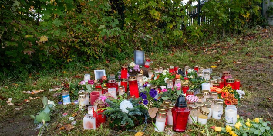 Kerzen und Blumen zum Gedenken: Ein Passant hatte den Toten auf einer Wiese in Horn-Bad Meinberg am Rande des Teutoburger Waldes entdeckt.