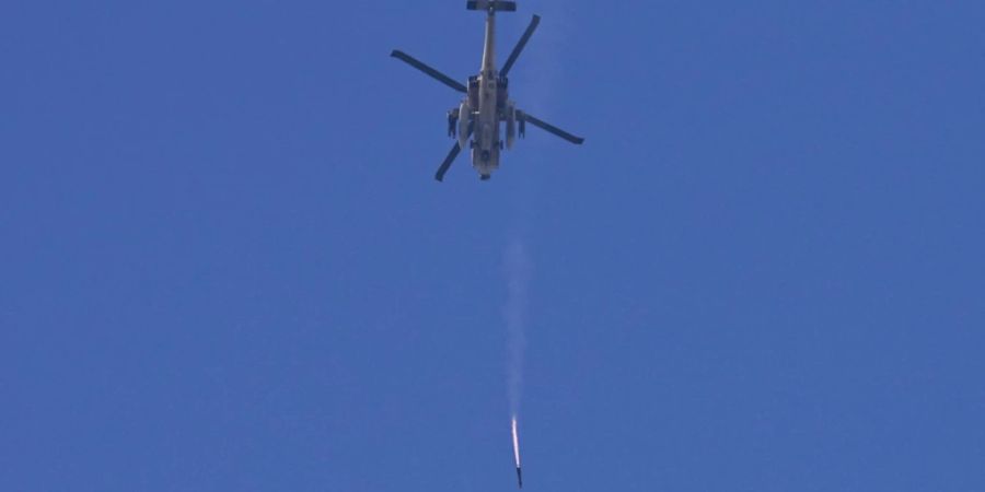 Ein israelischer Apache-Hubschrauber feuert eine Rakete in Richtung des Gazastreifens ab, gesehen vom Süden Israels aus. Foto: Ohad Zwigenberg/AP/dpa