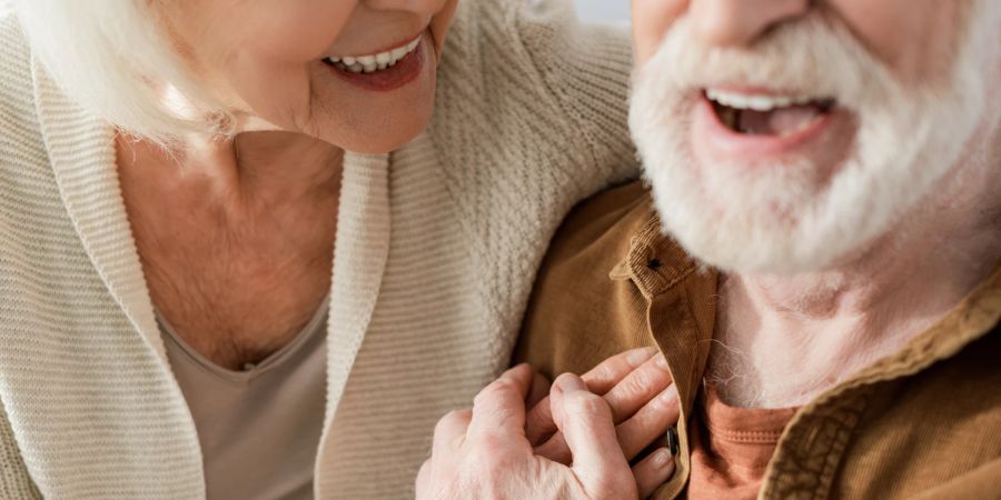 senioren lachen gemeinsam