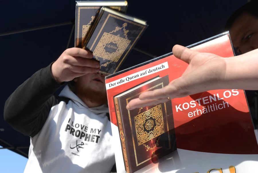 Teilweise finden auch öffentliche Veranstaltungen auf Strassen und Plätzen statt - wie hier bei der «Lies!»-Kampagne 2014.