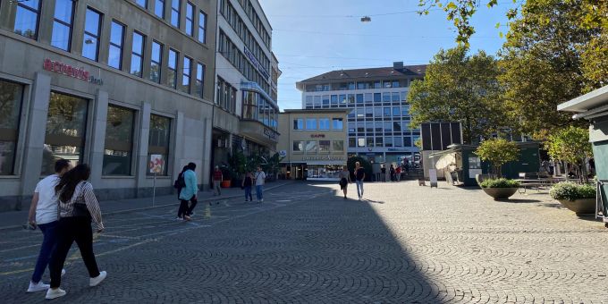 Passanten am Marktplatz in St.Gallen Leitungsbau am Marktplatz
