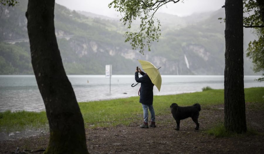 Wer am Wochenende nach draussen geht, sollte einen Regenschutz mitnehmen.