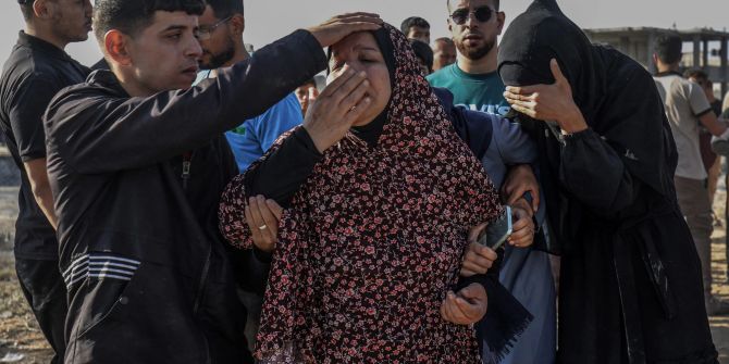 Menschen trauern in Rafah im Gazastreifen um Angehörige