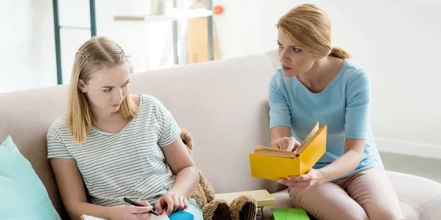 Bei Überforderung lehnen Teenager oftmals Aufgaben ab. Dabei sollten Eltern Ruhe bewahren.