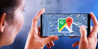 Frau Hände Smartphone quer Icon Google Maps