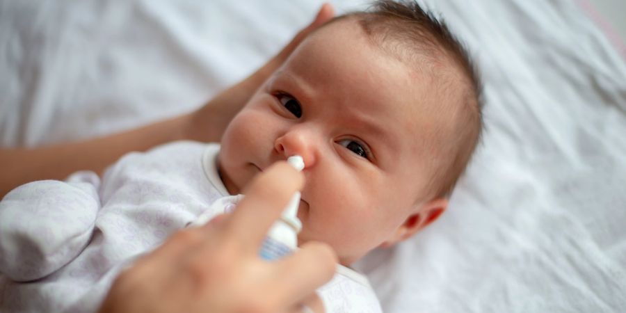 Eine medizinische Behandlung ist nicht notwendig, wenn Babys niesen ‒  es sei denn, sie sind krank.