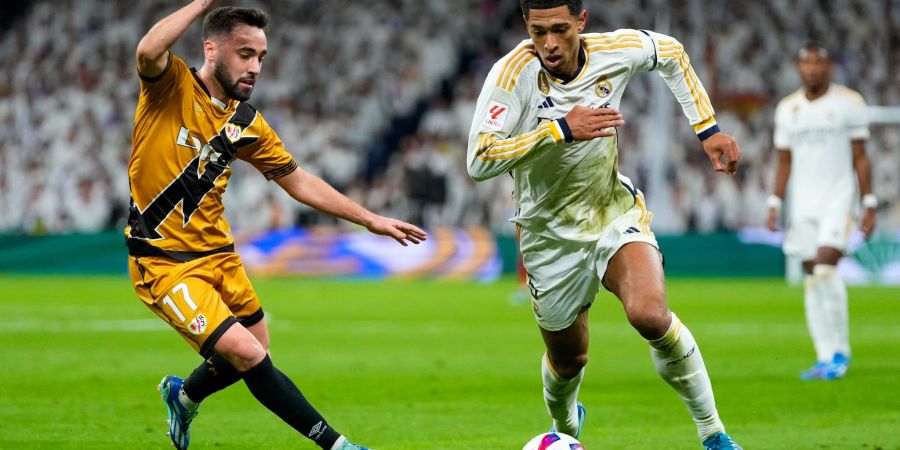 Jude Bellingham (r) und Real Madrid kamen nicht über ein 0:0 gegen Rayo Vallecano hinaus.