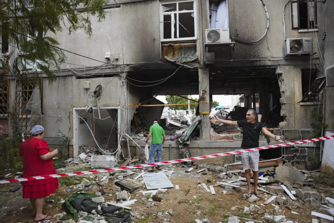 Ein beschädigtes Wohnhaus in Israel, nachdem es von einer aus dem Gazastreifen abgefeuerten Rakete getroffen wurde, in Ashkelon, Israel. Die militanten Hamas-Machthaber des Gazastreifens haben am Samstag, 7. Oktober 2023, einen Mehrfrontenangriff auf Israel durchgeführt.. Israel Palestinians