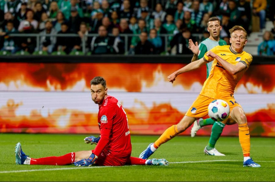 Maximilian Beier erzielt gegen Bremens Torwart Jiri Pavlenka den Treffer zum 0:1.