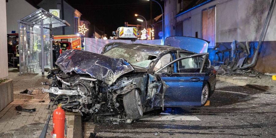 Das schwer beschädigte Fahrzeug an der Bushaltestelle in Niederkassel.