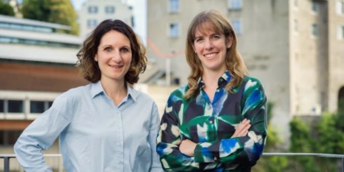 Das Leitungsduo Rebecca Hauser und Lisa Schlittler (v.l.n.r.) vor dem Historischen Museum Baden. Leitungsduo