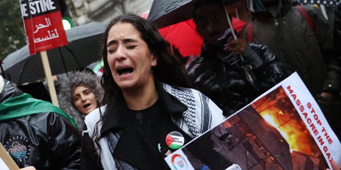 Knapp 100'000 Menschen demonstrierten laut Angaben der Londoner Polizei für die Befreiung von Palästina in der Hauptstadt Grossbritanniens. Frau Weinend Pro-Palästina-Demo