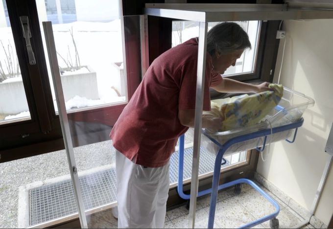 Hebamme kontrolliert das Babyfenster im Spital Einsiedeln. (Archivbild) Spital Einsiedeln