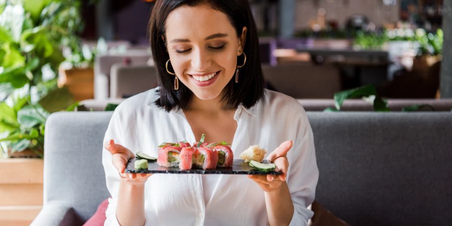 Frau glücklich Sushi