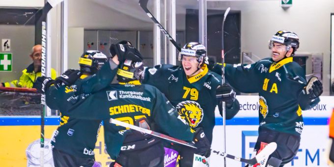 HC Thun Spieler feiern Kantersieg gegen die Bellinzona Rockets. HC Thun Sieg