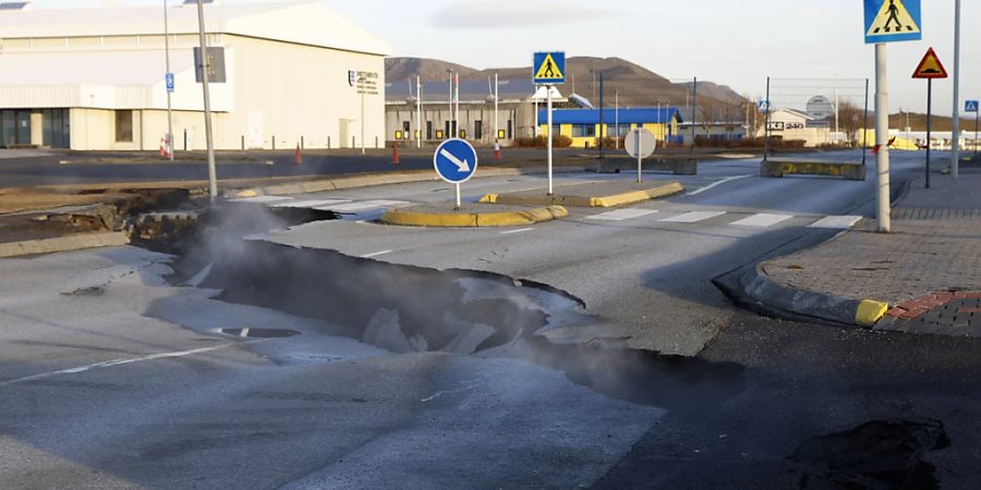 Dampf steigt nach seismischer Aktivität aus einer Spalte in Island auf. Foto: Brynjar Gunnarsson/AP/dpa