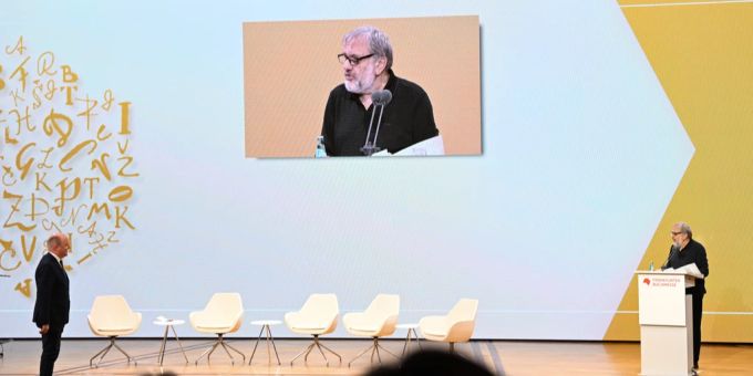 Slavoj Zizek (r.) stieß mit seiner Rede zur Eröffnung der Frankfurter Buchmesse nicht nur auf Zuspruch. (Archivbild) frankfurter buchmesse slavoj ?i?ek