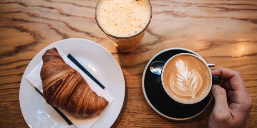 Frühstück Cappuccino Croissant Orangensaft