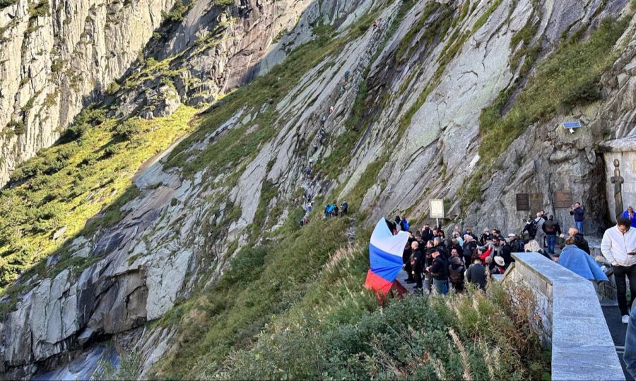 Russen feiern am 23. September am Suworow-Denkmal. Oben rechts im Bild ist die Kamera zu sehen.