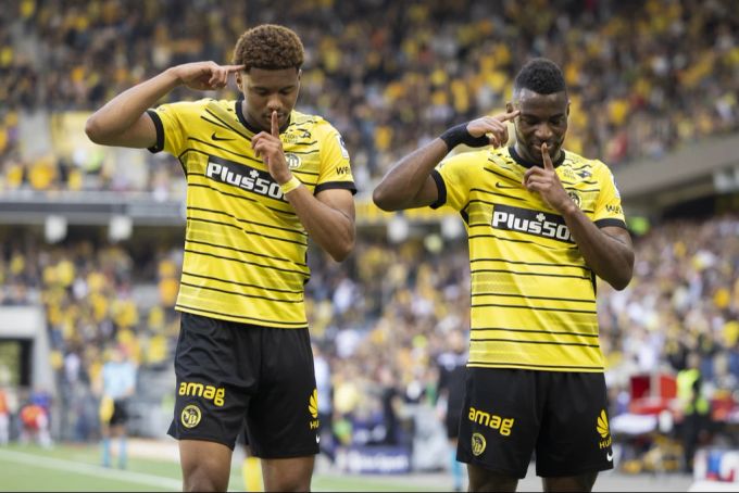 Aurèle Amenda jubelt gemeinsam mit Jean-Pierre Nsame im Trikot von YB. Aurèle Amenda