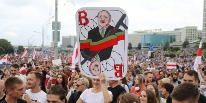 Demonstranten in Belarus fordern Lukaschenkos Rücktritt. belarus protest