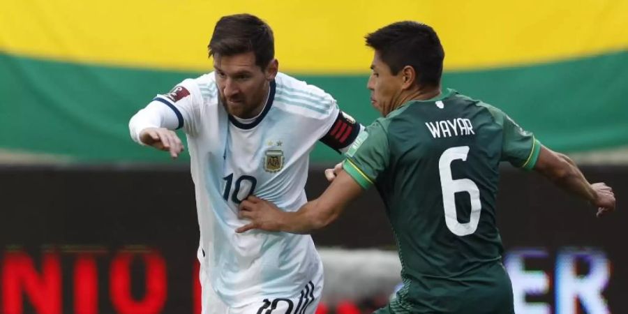 Lionel Messi (l) zaubert wieder für Argentinien - hier setzt er sich gegen Boliviens Diego Wayar durch. Foto: Juan Karita/AP/dpa