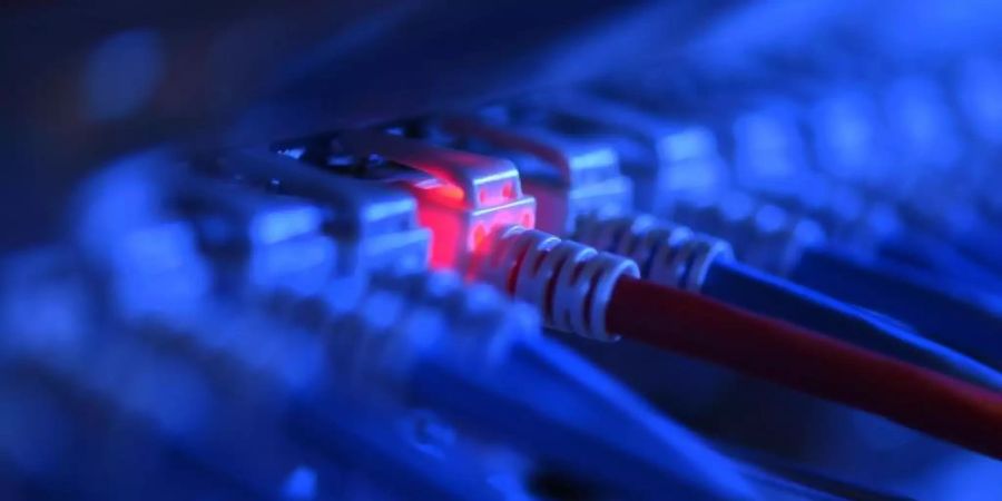 Viele Unternehmen und Organisationen lagern Computer-Rechenleistungen, Datenspeicher und Datenbanken sowie Anwendungen zur Analyse von Daten über das Internet in die «Cloud» aus. Foto: Felix Kästle/dpa