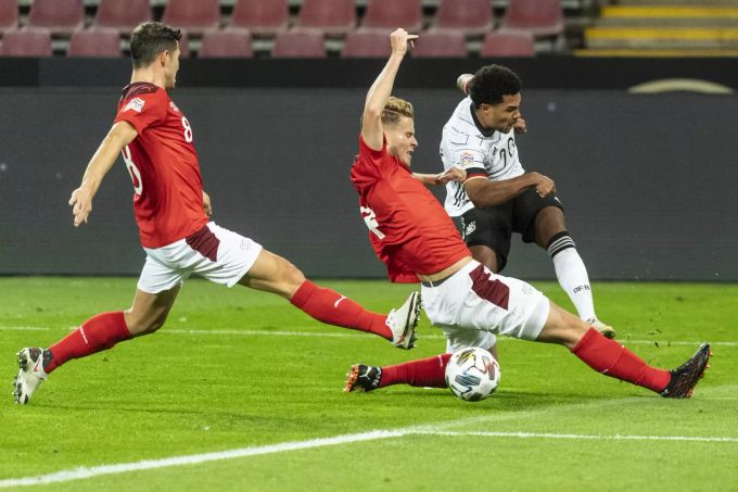Remo Freuler (li.) und Nico Elvedi verteidigen für die Schweizer Nati gegen Serge Gnabry (Deutschland). Schweizer Nati Nations League