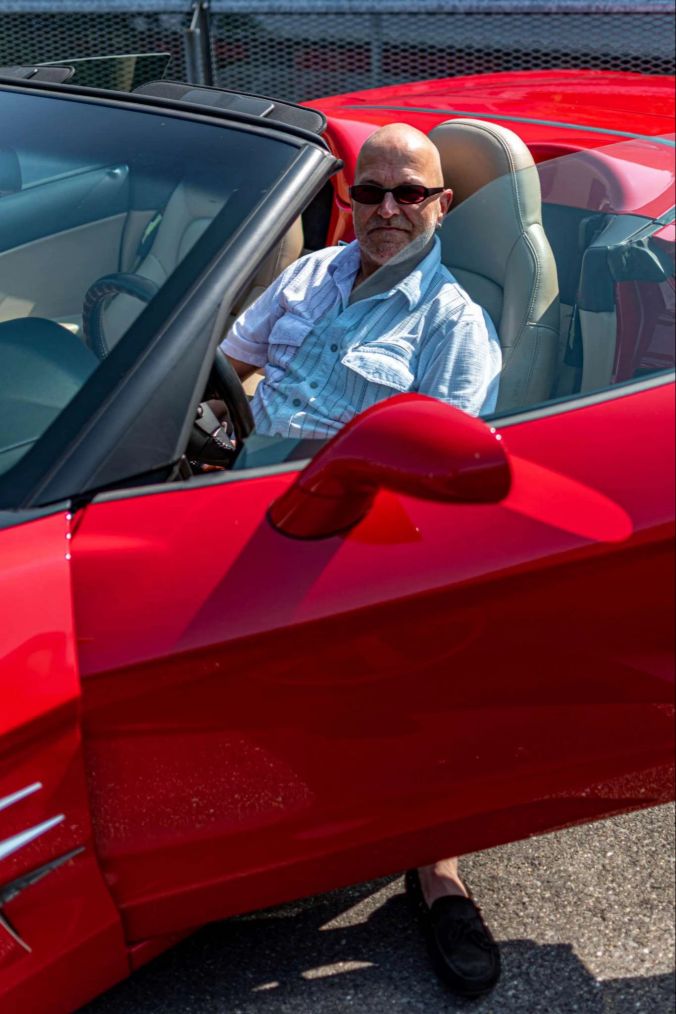 Rainer Schulte in seinem ausgestellten Auto.