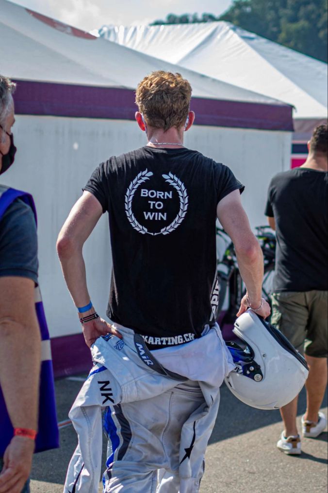 Born to win: ein Fahrer auf dem Weg zu seinem Kart.