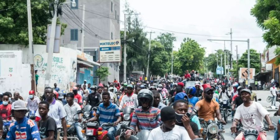 Demonstrierende Polizisten und Unterstützer in Port-au-Prince