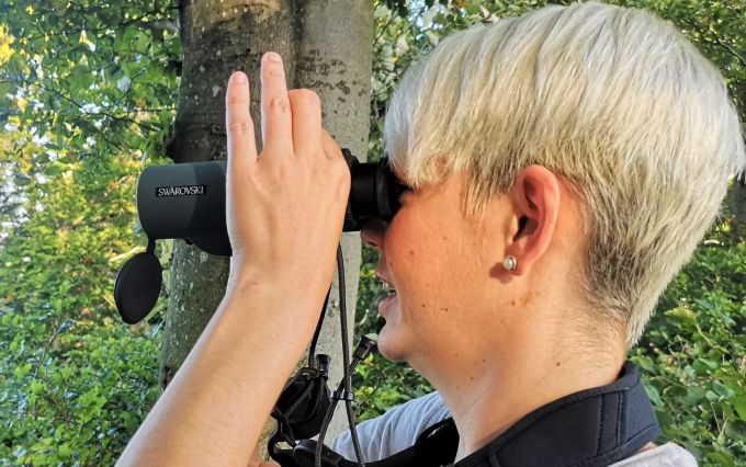 Rahel Frey verwendet ein Fernglas von Swarovski Optik. Rahel Frey