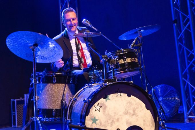 Jörg, der bestgekleidete Drummer auf der Bühne ...