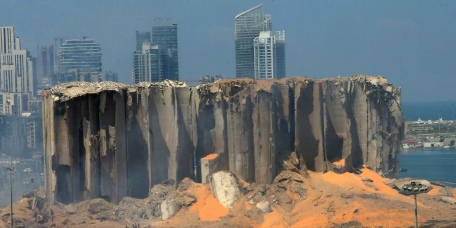 Beschädigter Getreidespeicher im Hafen von Beirut