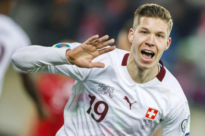 Der 23-Jährige feierte im November 2019 sein Debüt in der A-Nationalmannschaft und erzielte kurz nach seiner Einwechslung das entscheidende 1:0 für die Schweiz. Cedric Itten