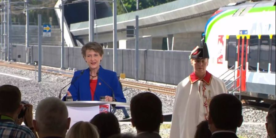 Bundesrätin Simonetta Sommaruga eröffnet auf Italienisch die Zeremonie zur Eröffnung des Ceneri-Basistunnels.