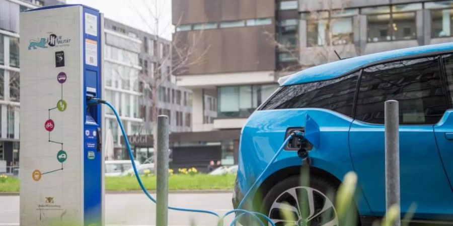 Beim Tanken an der Ladesäule können Autofahrer oftmals nur mit sehr viel Aufwand feststellen, was sie der Strom kosten wird, bemängelt der ADAC. Foto: Lino Mirgeler/dpa