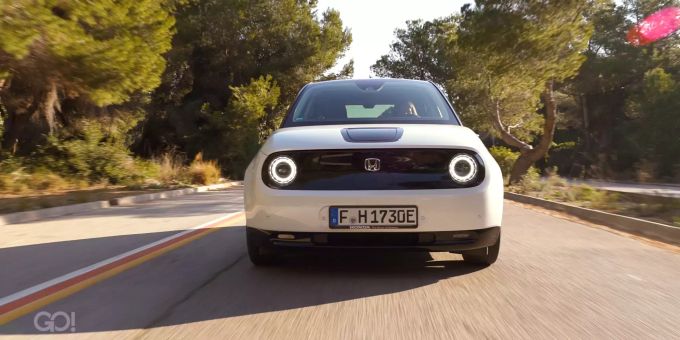 Der Honda e ist Teil der neuen Elektro-Offensive der Hersteller, doch gegen welche Mythen muss das Elektroauto aktuell kämpfen? Elektroauto Mythen Honda e