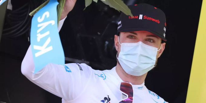 Marc Hirschi nimmt den Blumenstrauss bei der Siegerehrung der zweiten Etappe der Tour de France entgegen. Marc Hirschi