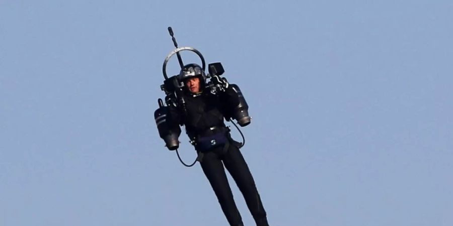 Flug mit Raketenrucksack