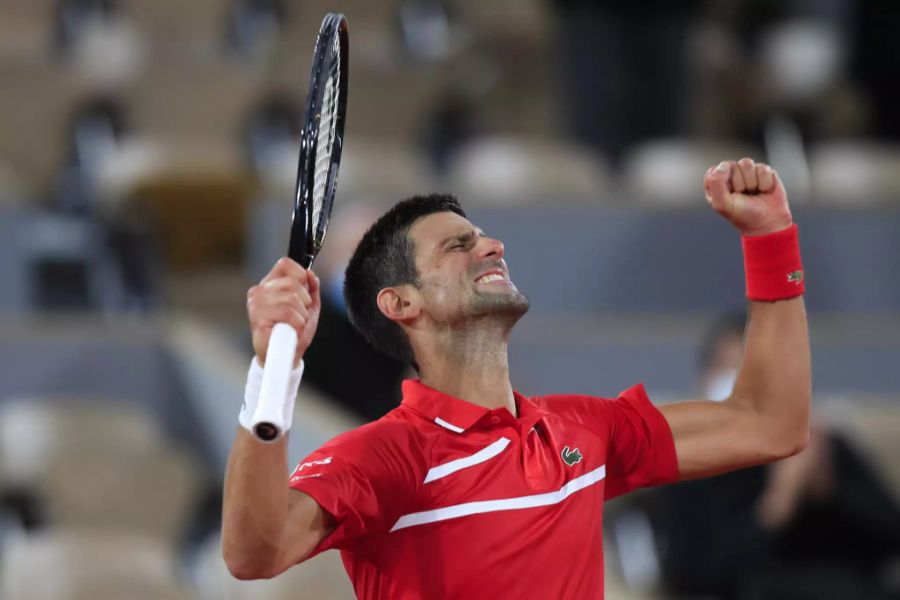 Novak Djokovic bejubelt seinen Sieg im Achtelfinal gegen Karen Chatschanow.