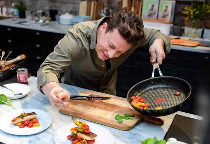 Jamie Oliver ist für die Einfachheit seiner Rezepte bekannt. Jamie Oliver